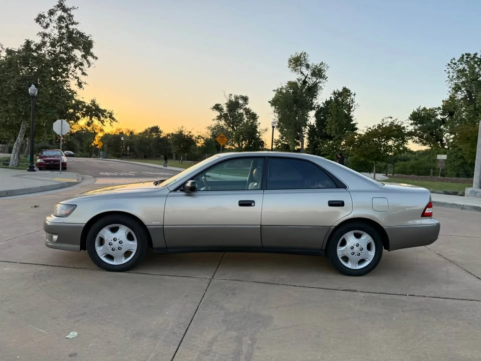 2000 Lexus ES 3rd Gen - Image 2 of 14
