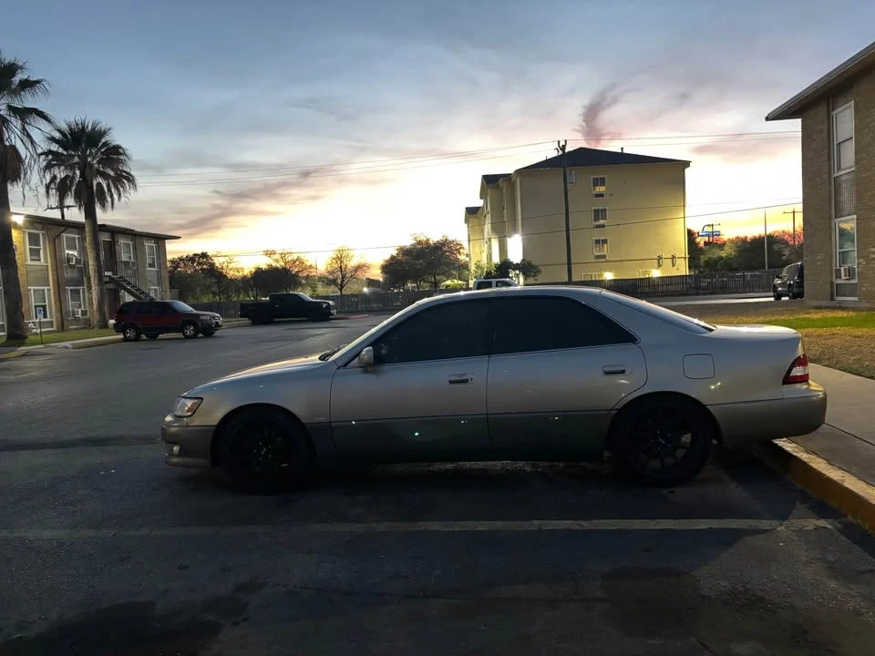 2000 Lexus ES 3rd Gen - Image 2 of 3