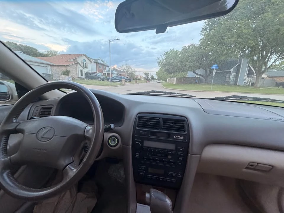 2000 Lexus ES 3rd Gen - Image 10 of 12