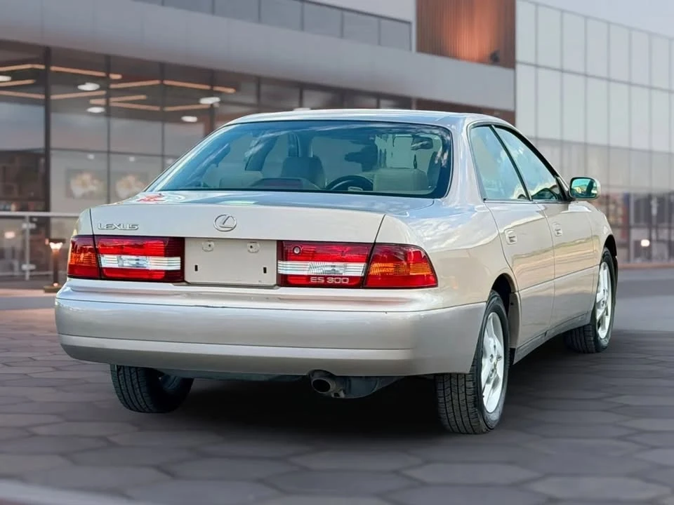 2000 Lexus ES 3rd Gen - Image 10 of 20