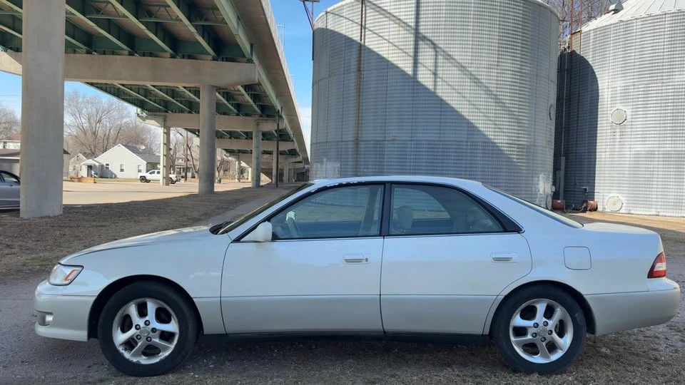 2000 Lexus ES 3rd Gen - Image 8 of 15
