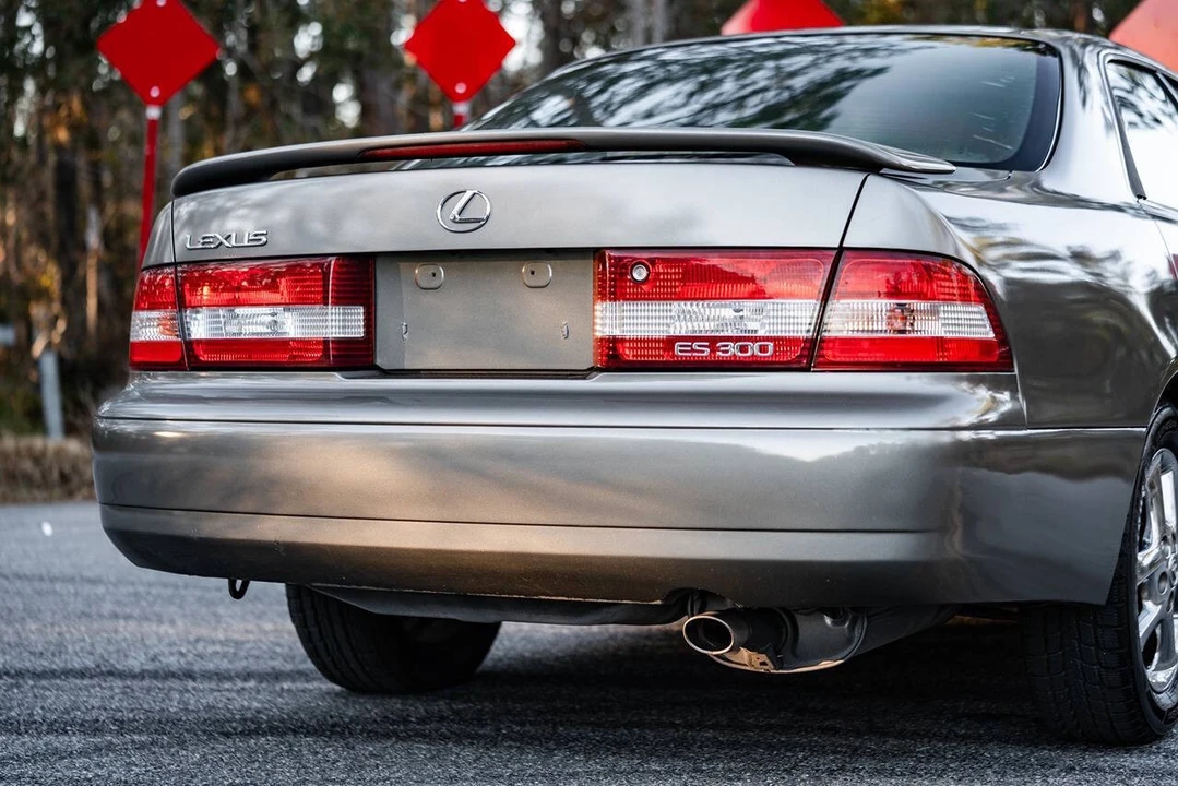 2000 Lexus ES 3rd Gen - Image 9 of 21