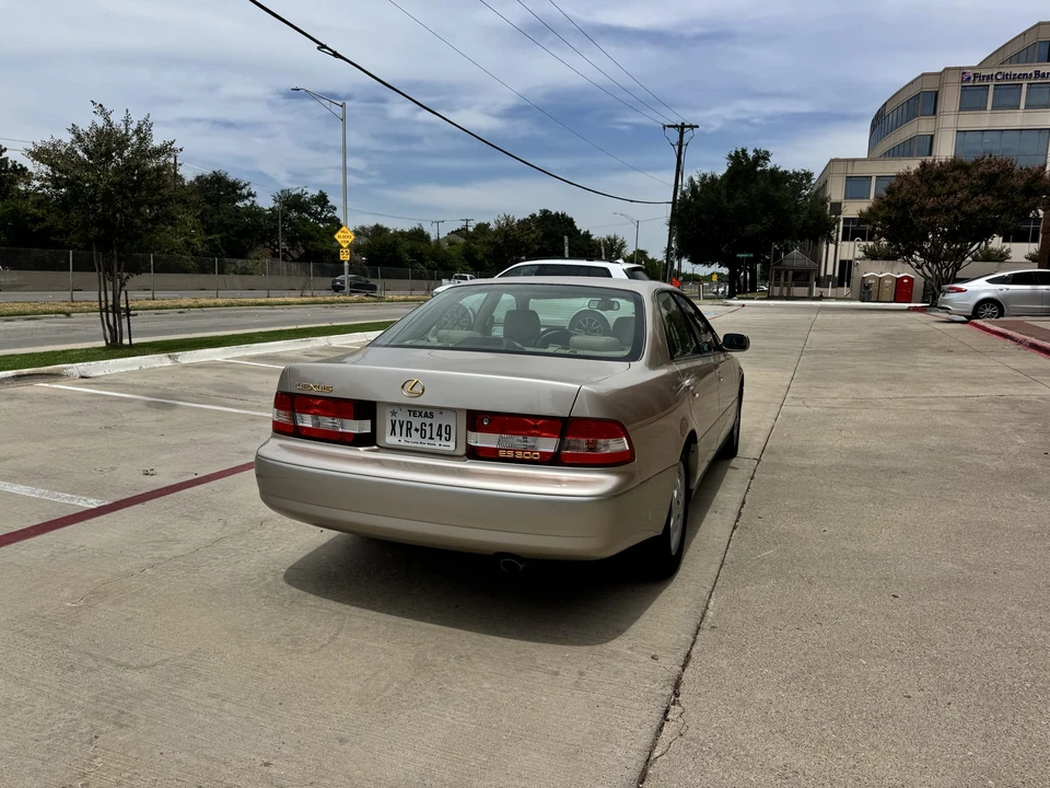 2000 Lexus ES 3rd Gen - Image 21 of 31