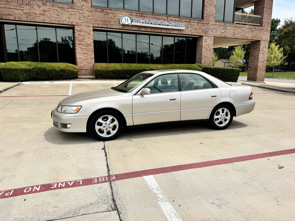 2000 Lexus ES 3rd Gen - Image 2 of 31