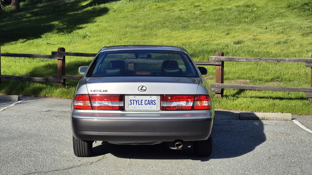2000 Lexus ES 3rd Gen - Image 12 of 31