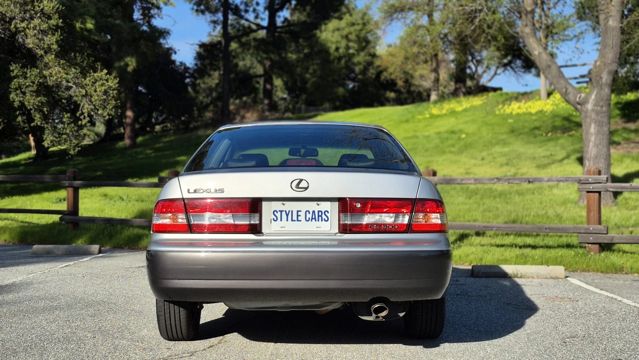 2000 Lexus ES 3rd Gen - Image 13 of 31