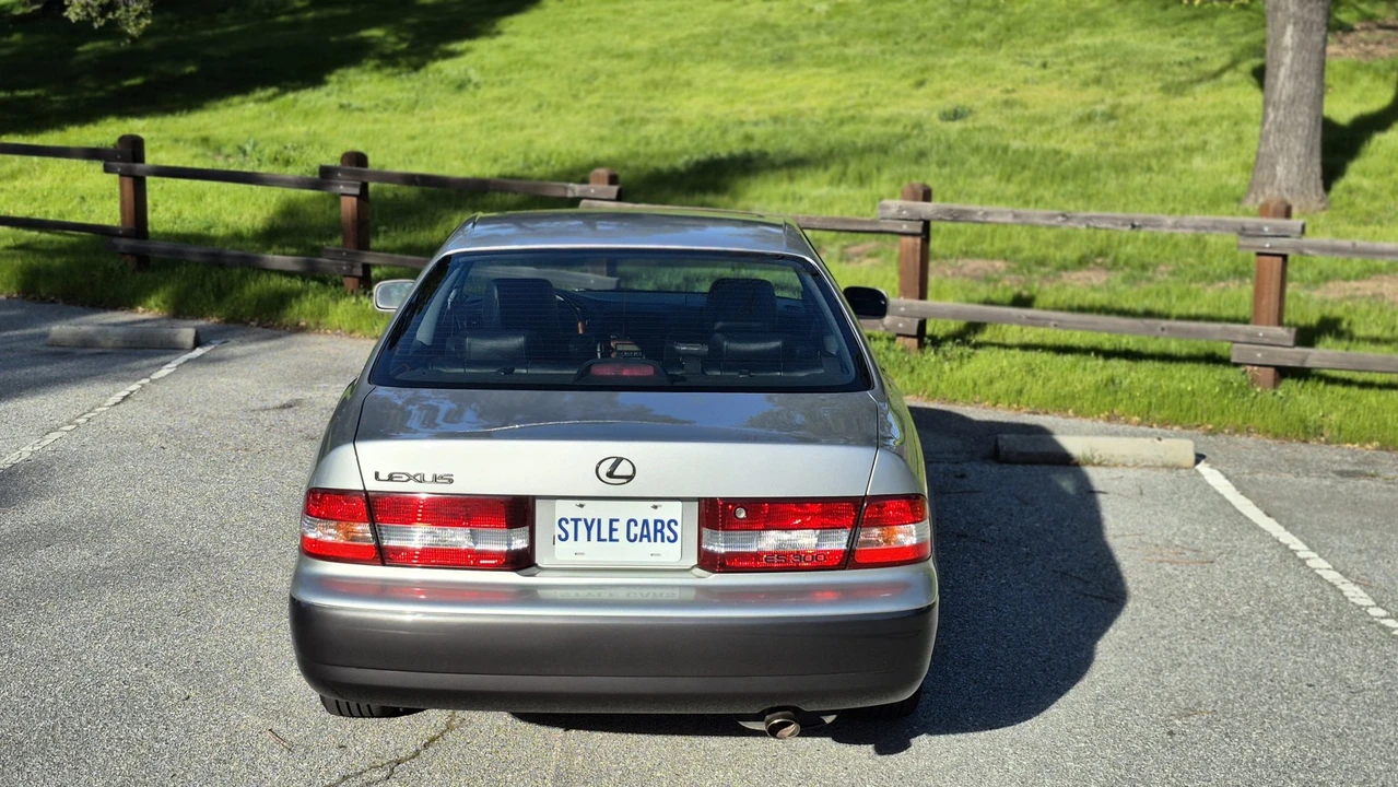 2000 Lexus ES 3rd Gen - Image 15 of 31