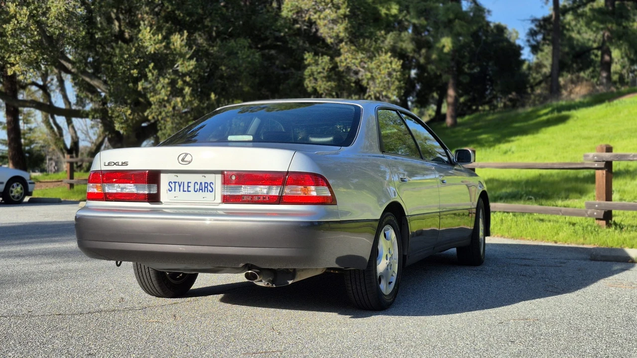 2000 Lexus ES 3rd Gen - Image 17 of 31