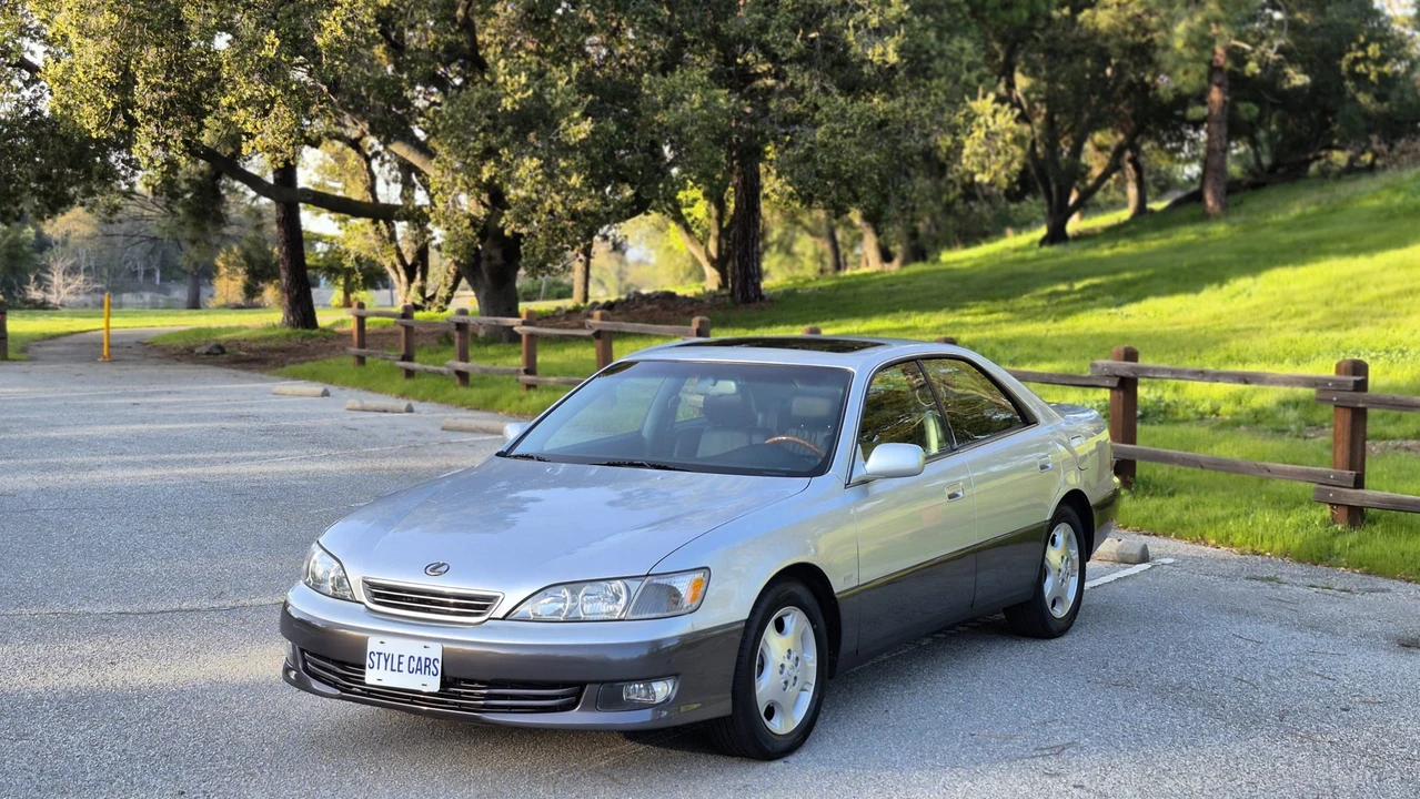 2000 Lexus ES 3rd Gen - Image 2 of 31
