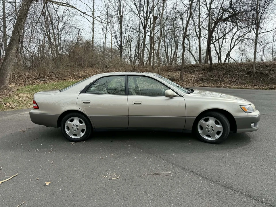 2000 Lexus ES 3rd Gen - Image 9 of 31
