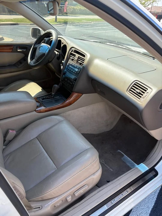 2000 Lexus GS 2nd Gen - Image 10 of 19