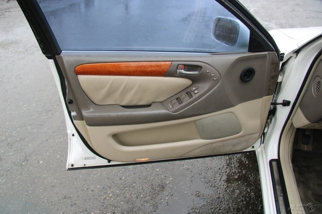 2000 Lexus GS 2nd Gen - Image 12 of 21