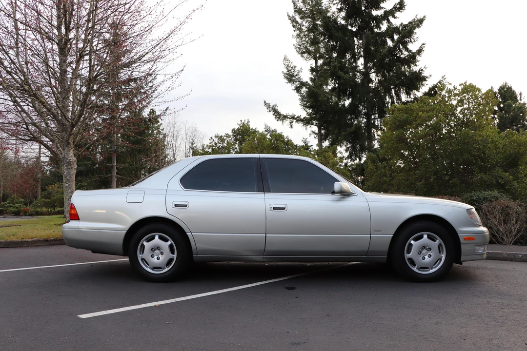 2000 Lexus LS 2nd Gen - Image 15 of 31