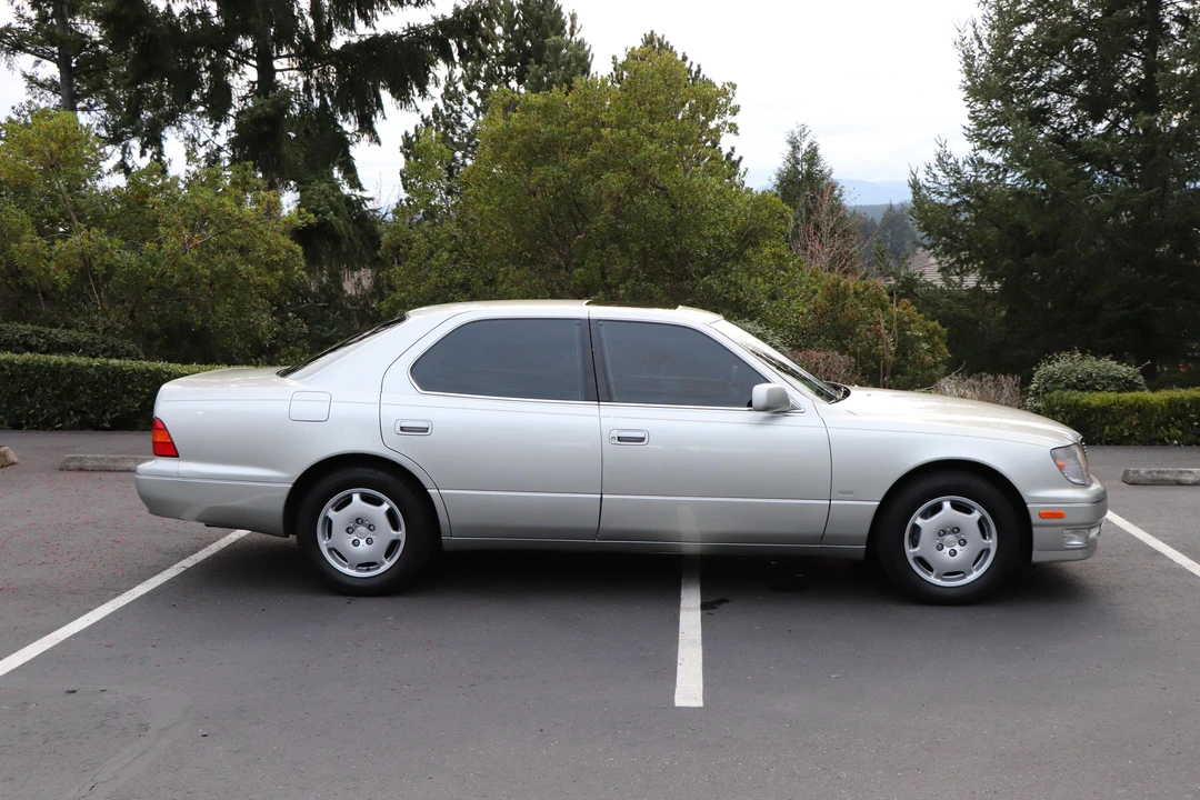 2000 Lexus LS 2nd Gen - Image 14 of 31