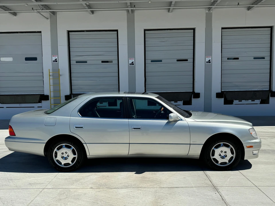 2000 Lexus LS 2nd Gen - Image 18 of 31