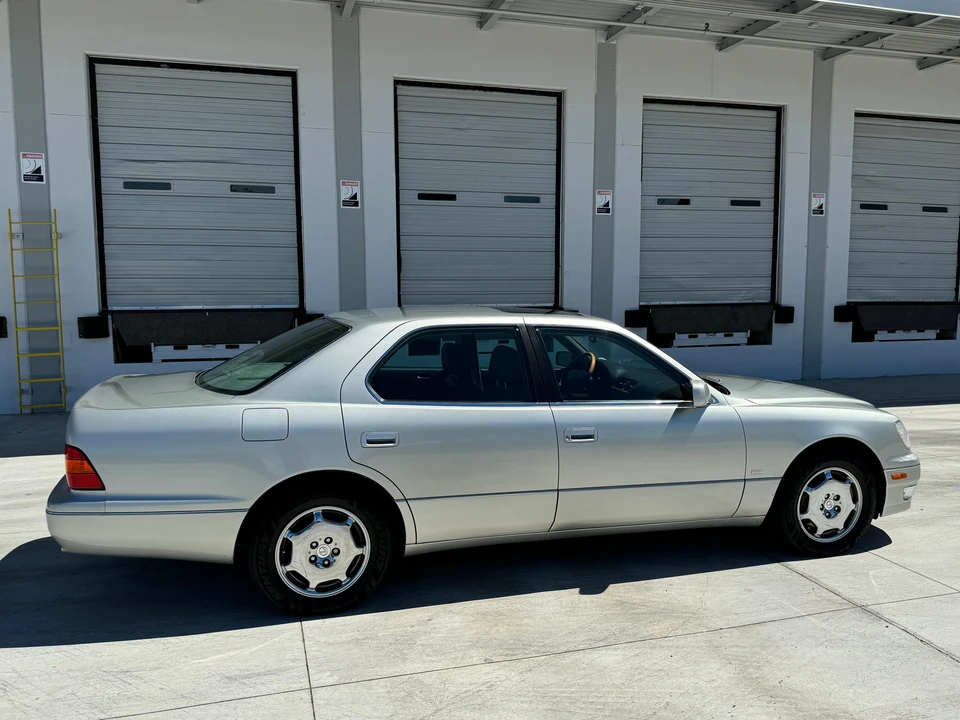 2000 Lexus LS 2nd Gen - Image 17 of 31