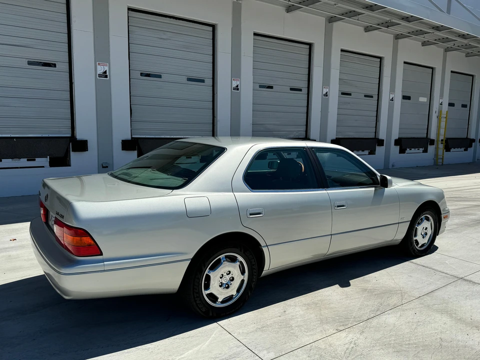 2000 Lexus LS 2nd Gen - Image 16 of 31