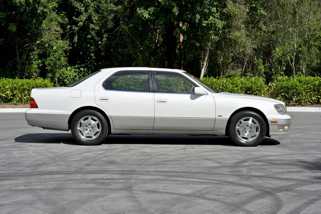 2000 Lexus LS 2nd Gen - Image 12 of 31