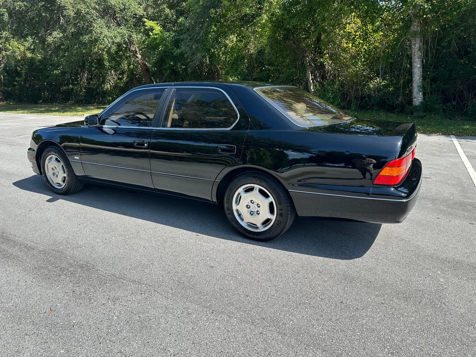 2000 Lexus LS 2nd Gen - Image 10 of 31