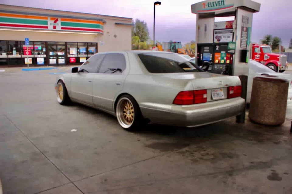 2000 Lexus LS 2nd Gen - Image 2 of 7