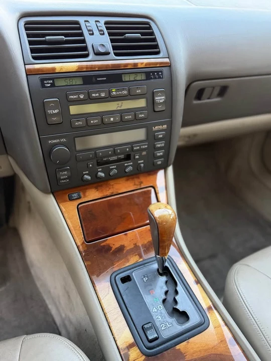 2000 Lexus LS 2nd Gen - Image 9 of 15