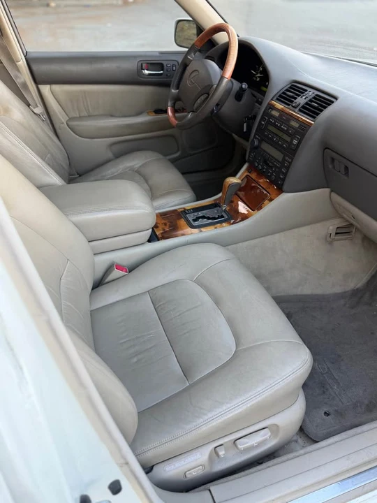 2000 Lexus LS 2nd Gen - Image 12 of 15