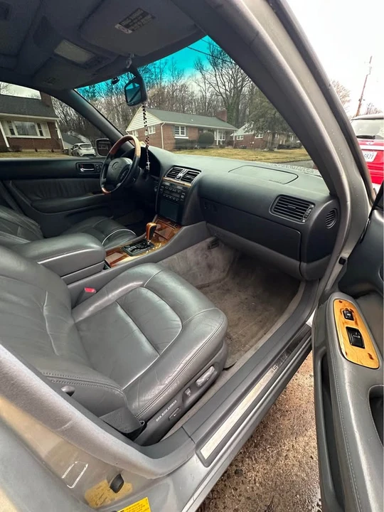 2000 Lexus LS 2nd Gen - Image 11 of 16