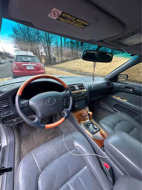 2000 Lexus LS 2nd Gen - Image 10 of 16