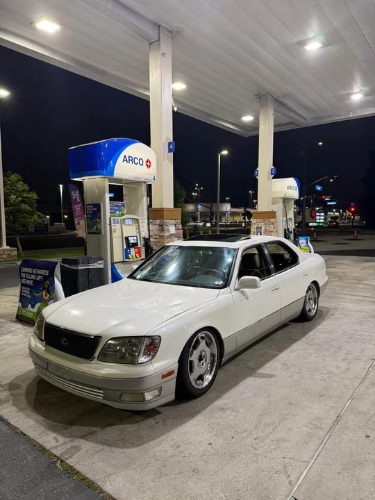 2000 Lexus LS 2nd Gen - Image 2 of 10