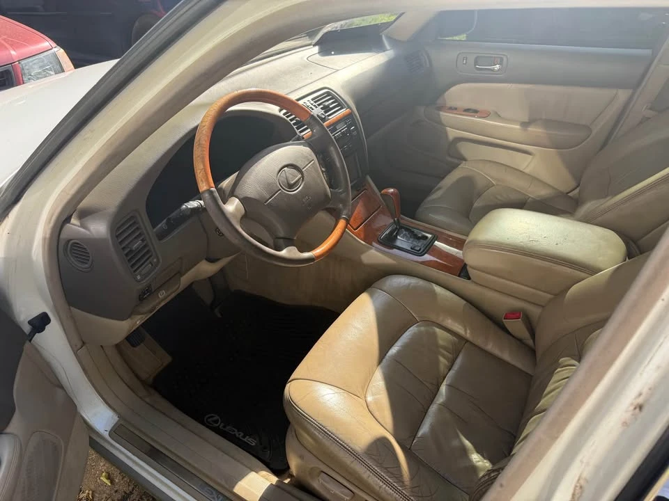 2000 Lexus LS 2nd Gen - Image 12 of 17