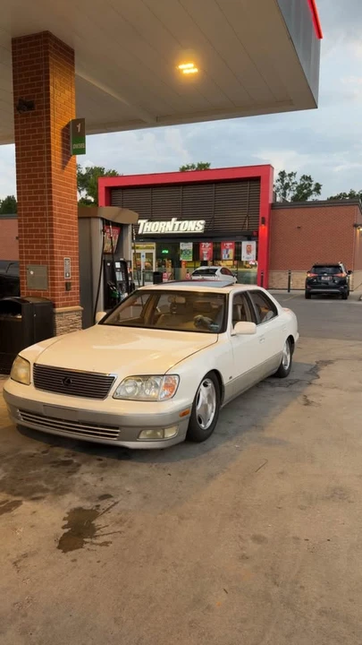 2000 Lexus LS 2nd Gen - Image 2 of 3