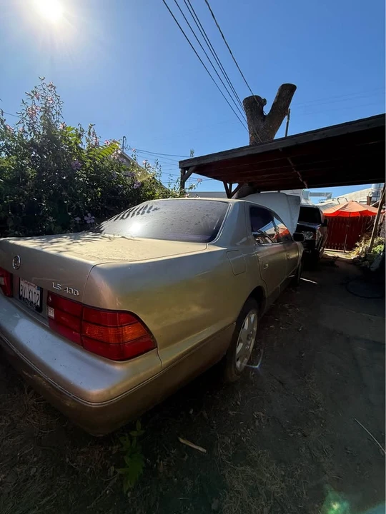 2000 Lexus LS 2nd Gen - Image 10 of 13