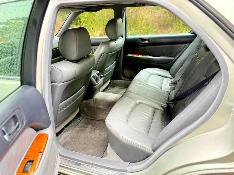 2000 Lexus LS 2nd Gen - Image 10 of 16