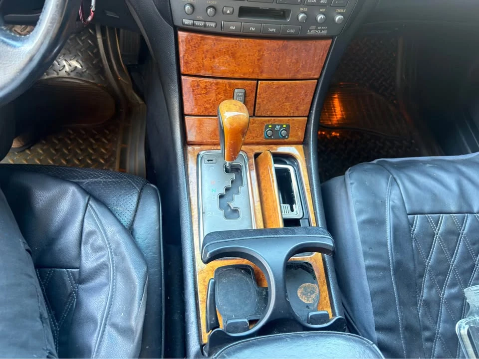 2000 Lexus LS 2nd Gen - Image 12 of 17