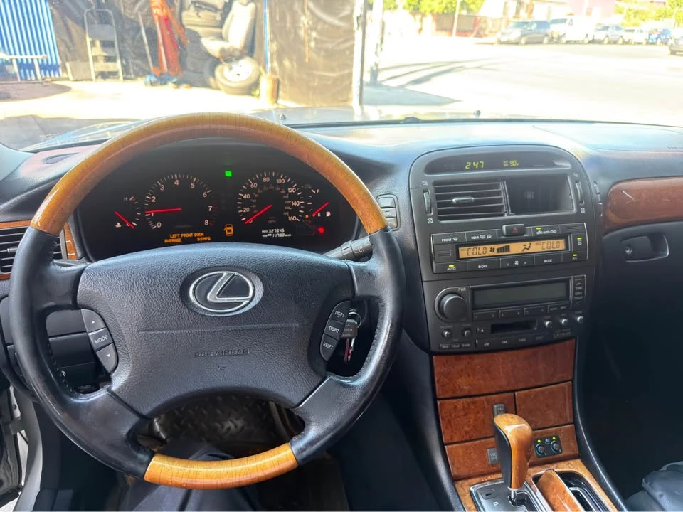 2000 Lexus LS 2nd Gen - Image 10 of 17