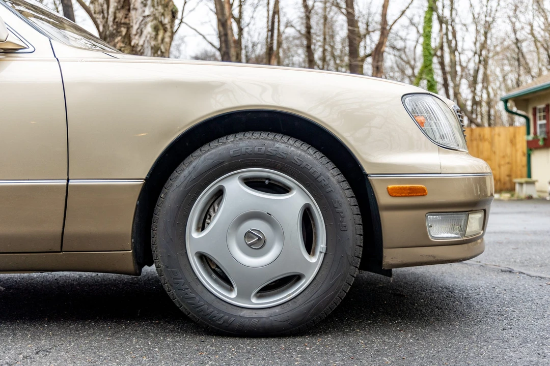 2000 Lexus LS 2nd Gen - Image 27 of 31