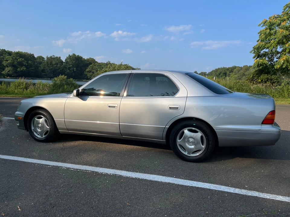 2000 Lexus LS 2nd Gen - Image 23 of 31