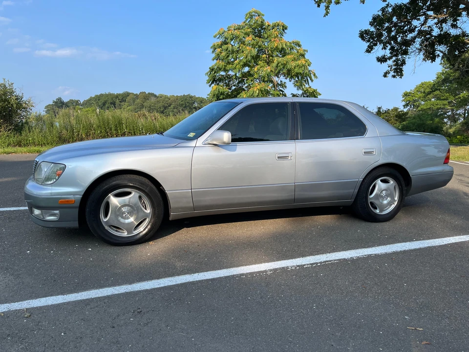 2000 Lexus LS 2nd Gen - Image 17 of 31
