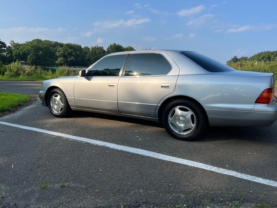 2000 Lexus LS 2nd Gen - Image 25 of 31
