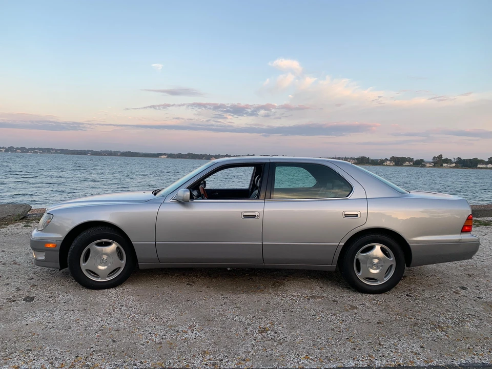 2000 Lexus LS 2nd Gen - Image 19 of 31