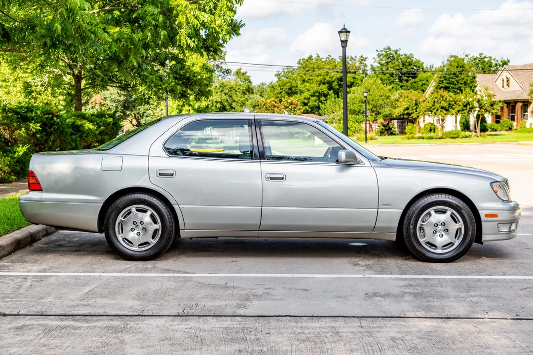 2000 Lexus LS 2nd Gen - Image 11 of 31