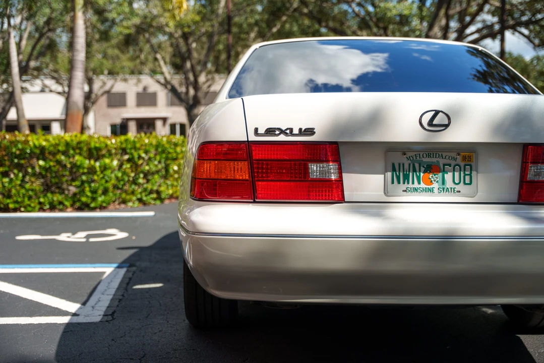 2000 Lexus LS 2nd Gen - Image 29 of 31