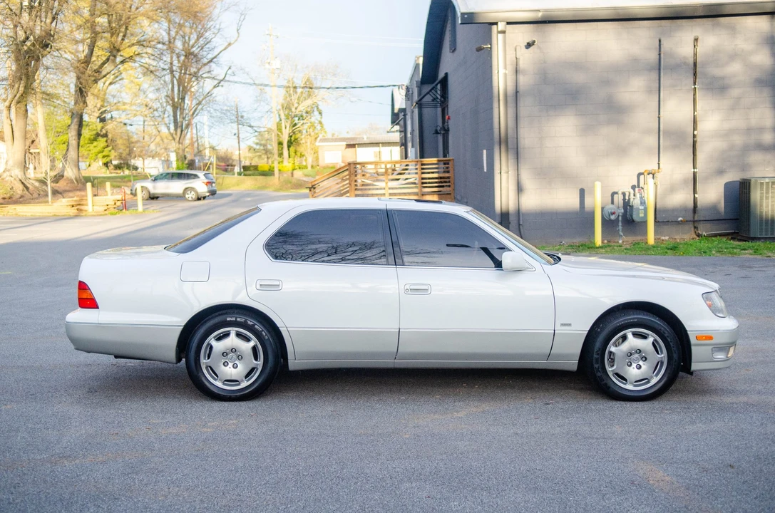 2000 Lexus LS 2nd Gen - Image 12 of 31