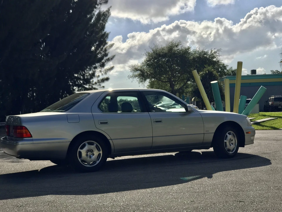 2000 Lexus LS 2nd Gen - Image 11 of 31