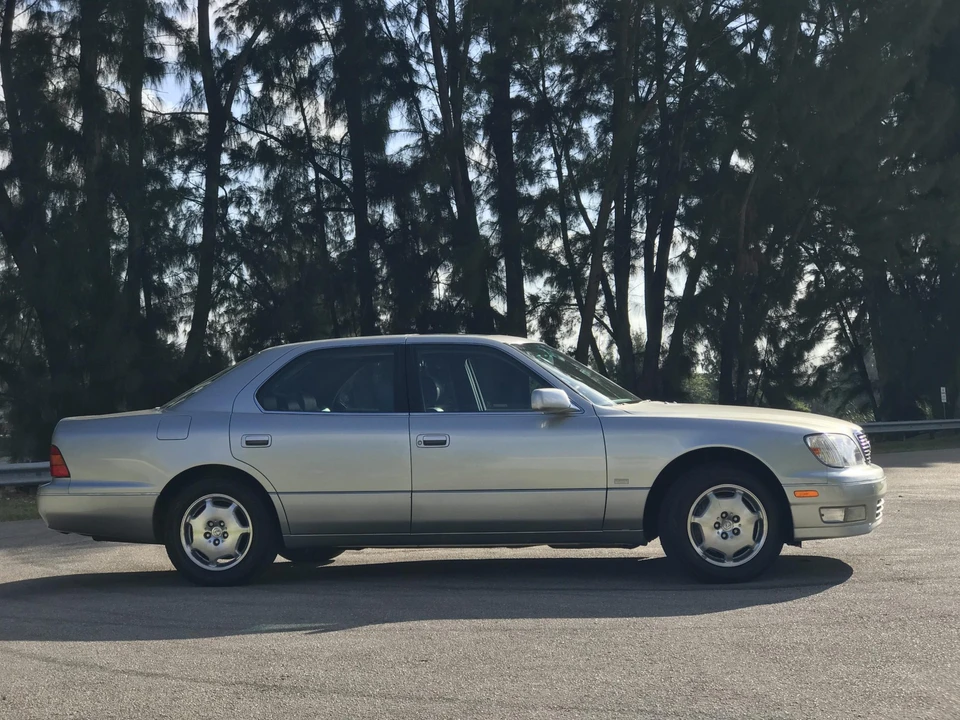 2000 Lexus LS 2nd Gen - Image 12 of 31