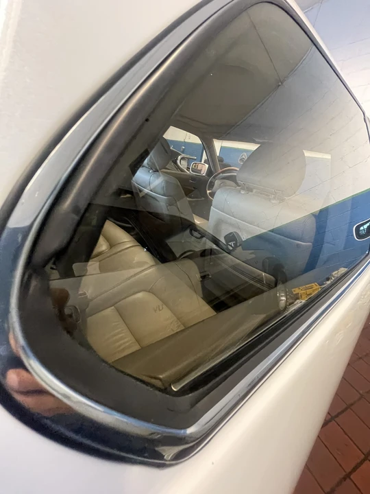 2000 Lexus LS 2nd Gen - Image 15 of 31