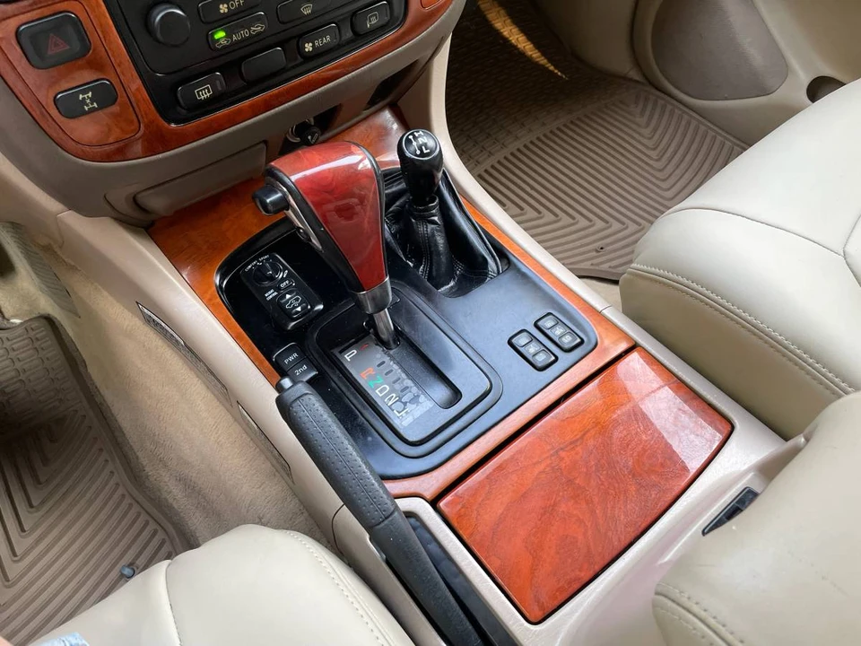 2000 Lexus LX 2nd Gen - Image 11 of 12