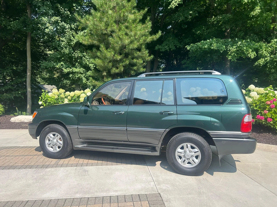 2000 Lexus LX 2nd Gen - Image 10 of 31