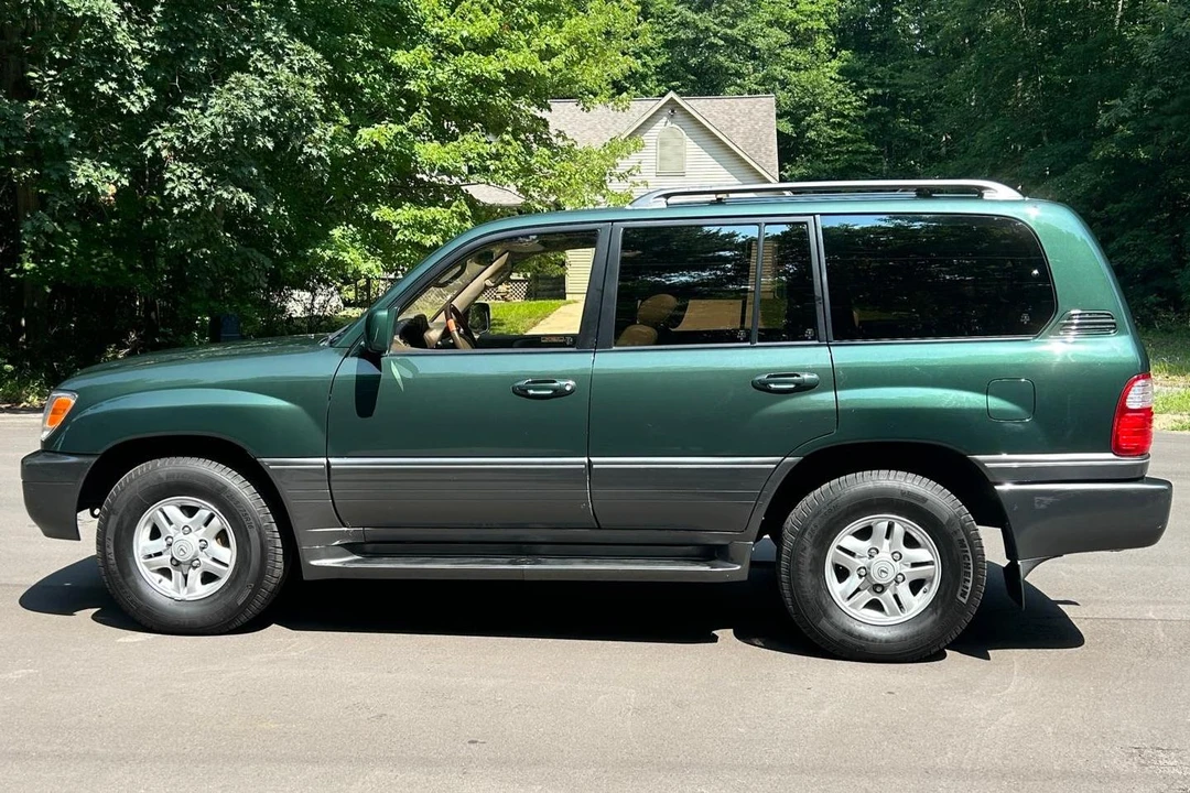 2000 Lexus LX 2nd Gen - Image 3 of 31