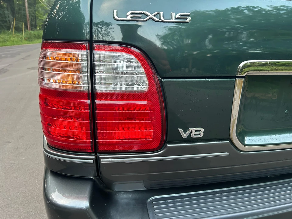 2000 Lexus LX 2nd Gen - Image 28 of 31